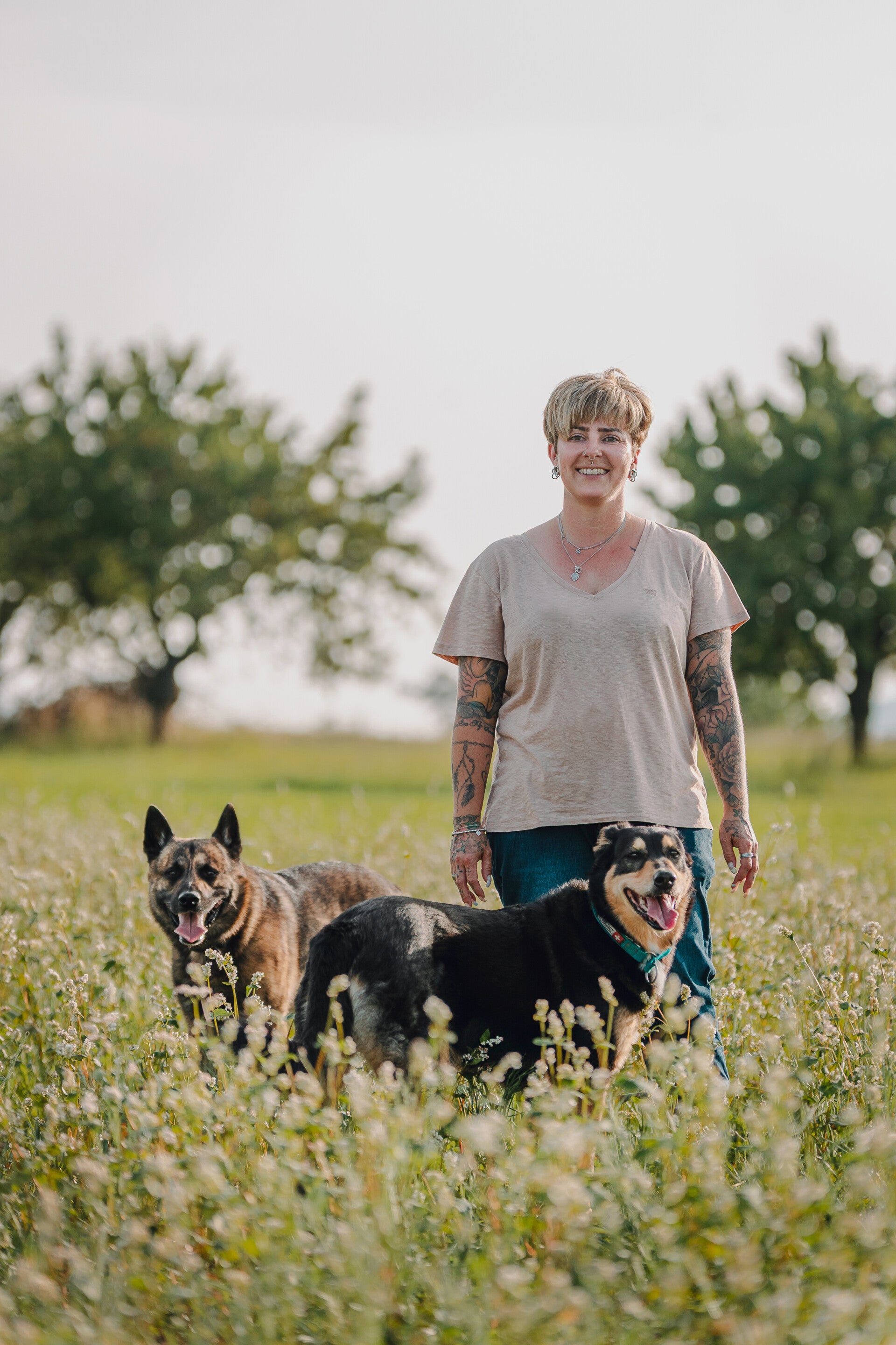 Tanja mit Nero und Mia in einer blühenden Wiese